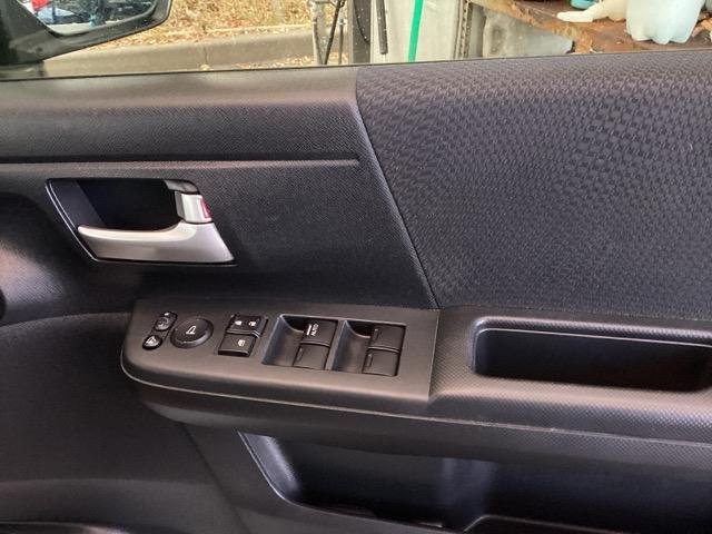 ステップワゴンスパーダ Ｚ　ナビ　フルセグ　リアカメラ　横滑防止　エアロ　イモビ　スマキー　地デジＴＶ　バックモニタ－　３列シ－ト　キーフリー　パワーウィンド　ＥＴＣ付　エアコン　運転席助手席エアバック　エアバック　ＡＢＳ　ＰＳ（51枚目）