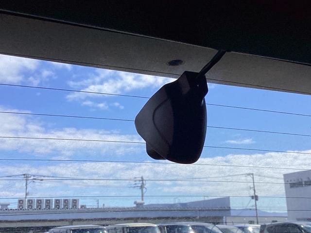 ヴェゼル ｅ：ＨＥＶＺ　メモリーナビ　ドラレコ　リアカメラ　ＥＴＣ　衝突回避支援ブレーキ機能　スマキ　Ｐトランク　フルオートエアコン　Ｄレコ　エアバッグ　両席エアバック　Ｒカメ　記録簿付　パワーウィンドウ　ＬＥＤランプ（17枚目）