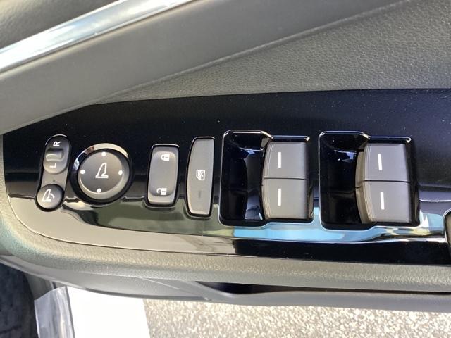 ヴェゼル ｅ：ＨＥＶＺ　メモリーナビ　ドラレコ　リアカメラ　ＥＴＣ　衝突回避支援ブレーキ機能　スマキ　Ｐトランク　フルオートエアコン　Ｄレコ　エアバッグ　両席エアバック　Ｒカメ　記録簿付　パワーウィンドウ　ＬＥＤランプ（26枚目）