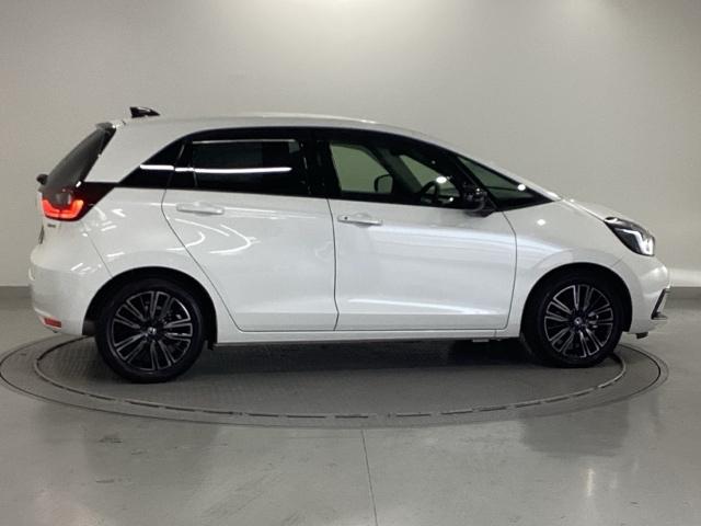 フィット e:HEVホーム20周年特別仕様車カーサ 純正ナビ フルセグ リアカメラ DVD シートヒーター 横滑り防止装置 ETC LEDヘッドライト スマキー オートクルーズコントロール サイドエアバック 盗難防止システム アイドリングストップ(8枚目)