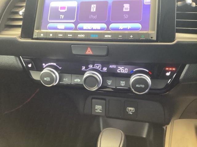 フィット e:HEVホーム20周年特別仕様車カーサ 純正ナビ フルセグ リアカメラ DVD シートヒーター 横滑り防止装置 ETC LEDヘッドライト スマキー オートクルーズコントロール サイドエアバック 盗難防止システム アイドリングストップ(13枚目)