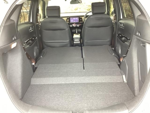 フィット e:HEVホーム20周年特別仕様車カーサ 純正ナビ フルセグ リアカメラ DVD シートヒーター 横滑り防止装置 ETC LEDヘッドライト スマキー オートクルーズコントロール サイドエアバック 盗難防止システム アイドリングストップ(25枚目)