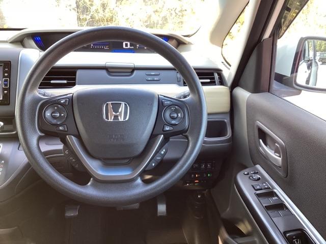 フリード Ｇ・ホンダセンシング　メモリーナビ　ドラレコ　ＥＴＣ　リアカメラ　Ｆセグ　追突被害軽減ブレーキ　ｉストップ　Ｗエアバッグ　パワーウィンドウ　アクティブクルーズコントロール　スマートキ　カラーバックモニター　ＶＳＡ　エアコン（3枚目）