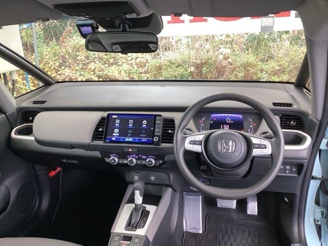 フィット クロスター　純正メモリーナビ　リアカメラ　ＥＴＣ　パーキングセンサー　地デジ　Ｂカメ　スマートキ　ナビＴＶ　Ａストップ　ＵＳＢ　カーテンエアバッグ　クルーズコントロール　オートエアコン　パワステ　記録簿　ＶＳＡ（2枚目）