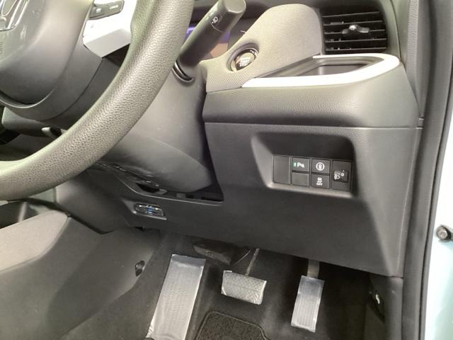 フィット クロスター　純正メモリーナビ　リアカメラ　ＥＴＣ　パーキングセンサー　地デジ　Ｂカメ　スマートキ　ナビＴＶ　Ａストップ　ＵＳＢ　カーテンエアバッグ　クルーズコントロール　オートエアコン　パワステ　記録簿　ＶＳＡ（15枚目）