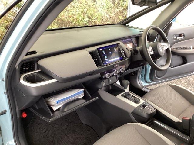 フィット クロスター　純正メモリーナビ　リアカメラ　ＥＴＣ　パーキングセンサー　地デジ　Ｂカメ　スマートキ　ナビＴＶ　Ａストップ　ＵＳＢ　カーテンエアバッグ　クルーズコントロール　オートエアコン　パワステ　記録簿　ＶＳＡ（35枚目）