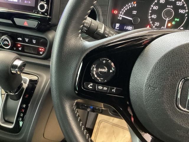 �X�e�A�����O���葤�ɃI�[�f�B�I�֘A�̃R���g���[���X�C�b�`��z�u���Ă��܂��B���쎞�͎�������炷���ƂȂ��^�]�ɏW���ł��܂��B