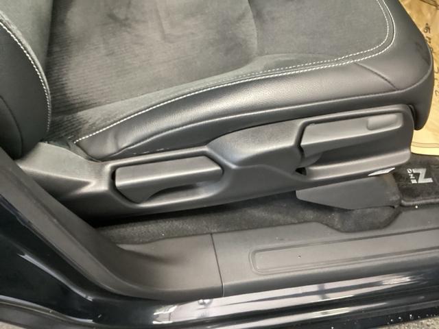 �蓮�̃��o�[���g���āA�V�[�g�̍�����w������̊p�x��ς��邱�Ƃ��ł��܂��B