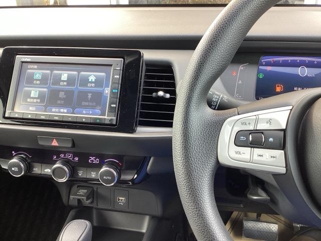 フィット ホーム　純正ナビ　ＬＥＤヘッドライト　衝突軽減　リアカメラ　ソナー　ＵＳＢ接続　ＡＡＣ　横滑り防止機能　サイドエアバック　オートライト　ＬＥＤライト　クルーズコントロール　パワーウィンドウ　スマキー　ＡＢＳ（2枚目）