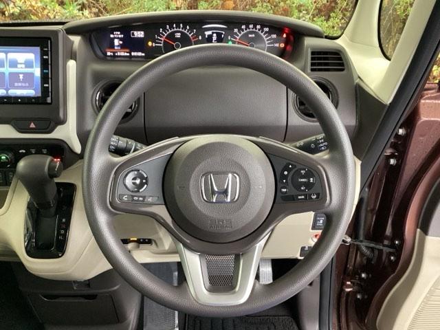 �n���h���̉E���ɂ���{�^���������N���[�Y�R���g���[���ł��B�A�N�Z���y�_���𓥂܂��ɐݒ葬�x���L�[�v�B�������H�ł̃h���C�u�����N�ɁB�܂��A���ɃI�[�f�B�I�����R���X�C�b�`������܂��B