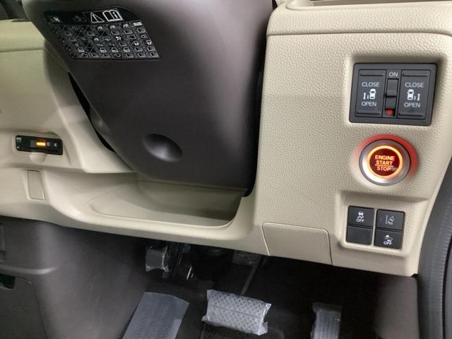 �����ɍ����ŕ֗��Ȃd�s�b������A�܂��A�֗��ȓd���X���C�h�h�A�A�������h���u�r�`�Ȃǂ̃X�C�b�`�́A�^�]�Ȃ̉E���A��̓͂��₷���ʒu�ɂ���܂��B