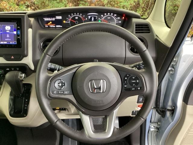 �n���h���̉E���ɂ���{�^���������N���[�Y�R���g���[���ł��B�A�N�Z���y�_���𓥂܂��ɐݒ葬�x���L�[�v�B�������H�ł̃h���C�u�����N�ɁB�܂��A���ɃI�[�f�B�I�����R���X�C�b�`������܂��B