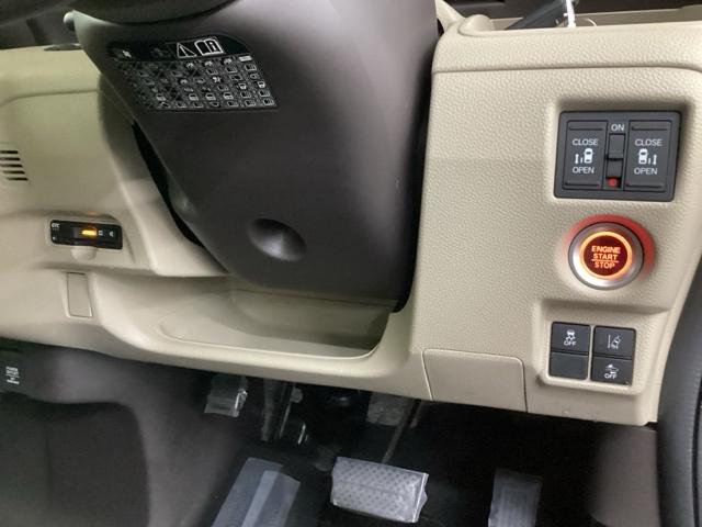 �����ɍ����ŕ֗��Ȃd�s�b������A�܂��A�֗��ȓd���X���C�h�h�A�A�������h���u�r�`�Ȃǂ̃X�C�b�`�́A�^�]�Ȃ̉E���A��̓͂��₷���ʒu�ɂ���܂��B