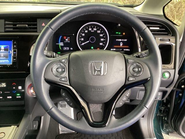 �{�v�n���h���̌��ɂ͂V���p�h���V�t�g������܂��B�w��ő��鎖�ŁA�}�j���A���Ԋ��o�̃V�t�g�`�F���W���y���߂܂��B�܂��A�E�ɃN���[�Y�R���g���[���A���ɃI�[�f�B�I�����R���X�C�b�`������܂��B