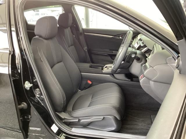 �^�]�Ȃ́A�傫�ȍ��ʂƕ�ݍ��ނ悤�Ȕw�����ꂪ�h���C�o�[�̐g�̑S�̂���������x���܂��B�㎿�ȃV�[�g�f�ނƍ���S�n�̂悢�N�b�V�������̗p���A�����Ԃ̉^�]��R�[�i�[�̑����������K�ł��B