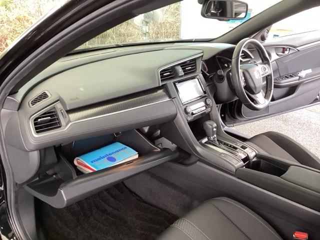 ���F���̂悢�C���p�l����ł��B����X�C�b�`��J�b�v�z���_�[���g���₷���ʒu�ɔz�u����Ă��܂��B