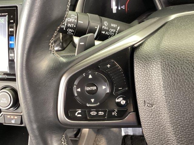 �X�e�A�����O���葤�ɃI�[�f�B�I�֘A�̃R���g���[���X�C�b�`��z�u���Ă��܂��B���쎞�͎�������炷���ƂȂ��^�]�ɏW���ł��܂��B