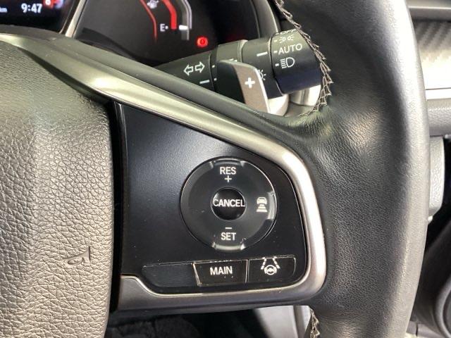 �X�e�A�����O�z�C�[���̉E�����N���[�Y�R���g���[���X�C�b�`�ł��B�A�N�Z���y�_���𓥂܂��Ɉ�葖�s���o����̂ŁA�������H�ł̑��s���O�b�Ɖ��K�ɂȂ�܂��B