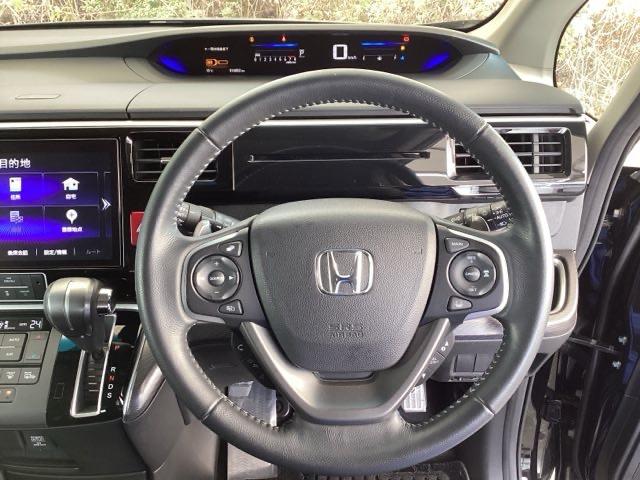 �{�v�n���h���̌��ɂ͂V���p�h���V�t�g������܂��B�w��ő��鎖�ŁA�}�j���A���Ԋ��o�̃V�t�g�`�F���W���y���߂܂��B�܂��A�E�ɃN���[�Y�R���g���[���A���ɃI�[�f�B�I�����R���X�C�b�`������܂��B