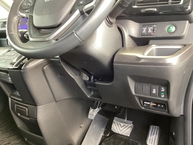 �����ŕ֗��Ȃd�s�b�A�d���X���C�h�h�A�A�R����悭����d�b�n�m�A�������h���u�r�`�Ȃǂ̃X�C�b�`�́A�^�]�Ȃ̉E���A��̓͂��₷���ʒu�ɂ���܂��B