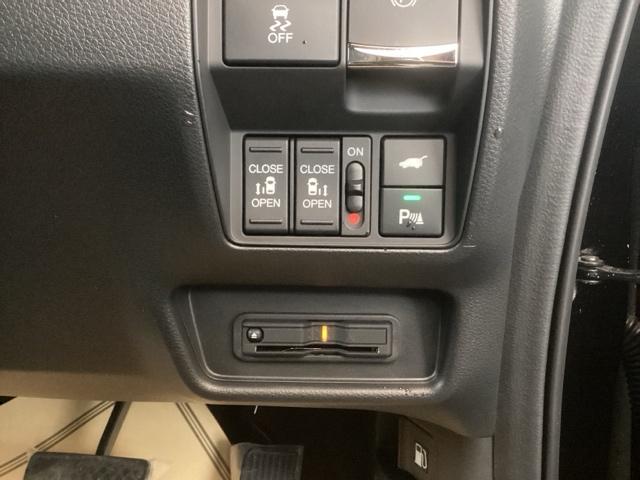 オデッセイハイブリッド ｅ：ＨＥＶアブソルート・ＥＸブラックエディション　純正ナビ　フルセグ　リアカメラ　パノラミックビューモニター　オートエアコン　ＥＴＣ装備　シートヒータ　Ｗエアコン　アイドリングストップ　Ｄレコ　フロントカメラ　盗難防止システム　ＤＶＤ再生可　Ｂカメラ（16枚目）