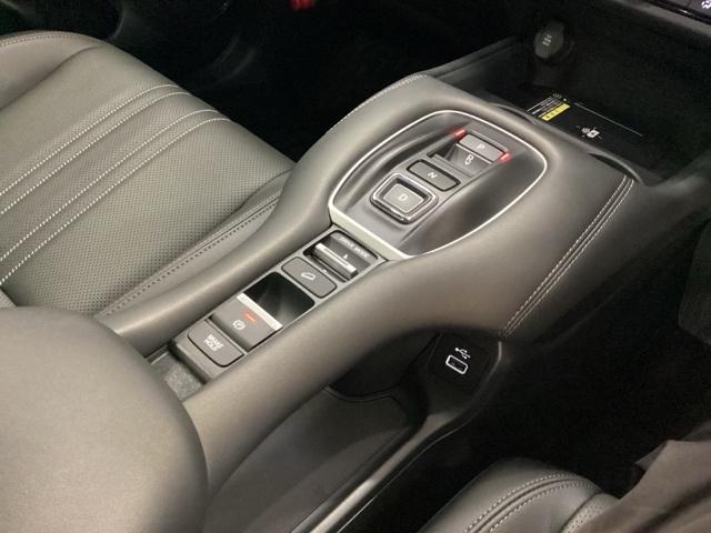 �y�G���N�g���b�N�M�A�Z���N�^�[�z�w��ł̒������삪�\�B�X�C�b�`�E�{�^���̑���ɂ���ăV�t�g������s�����Ƃ��ł��܂��B�܂��A�n���h�������C���p�l���X�b�L�������Ă���܂��B