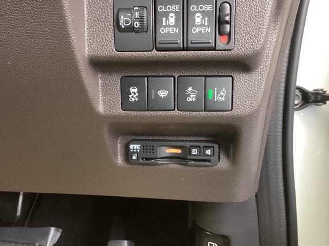 フリード Ｇ・ホンダセンシング　純正ナビ　フルセグ　６人乗り　Ｗ電動ドア　キーフリ　スマートキーシステム　イモビ　ＵＳＢポート　カラーバックモニター　横滑防止装置　エアコン　クルコン　パワーウィンドウ　ＳＲＳ　ＤＶＤ再生機能　ＡＢＳ（17枚目）