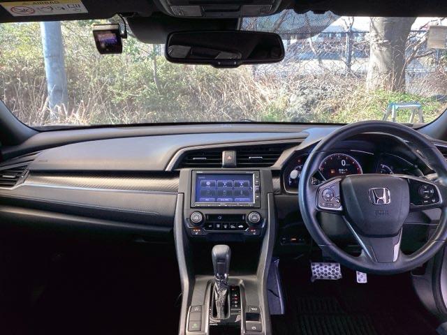 シビック ハッチバック　純正ナビ　スマートキー　ＥＴＣ　衝突軽減ブレーキシステム　エアコン　助手席エアバッグ　サイドカーテンエアバック　シートヒータ　リヤカメラ　オートクルーズ　ＡＢＳ　キーフリー　ＶＳＡ　パワーウインドウ（3枚目）