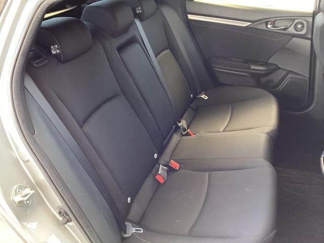 シビック ハッチバック　純正ナビ　スマートキー　ＥＴＣ　衝突軽減ブレーキシステム　エアコン　助手席エアバッグ　サイドカーテンエアバック　シートヒータ　リヤカメラ　オートクルーズ　ＡＢＳ　キーフリー　ＶＳＡ　パワーウインドウ（19枚目）