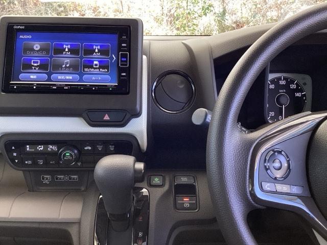 �z���_�����������[�i�r���ڂȂ̂ŁA�����ւ̃h���C�u�����C���������I�X�e�A�����O���葤�ɃI�[�f�B�I�֘A�̃R���g���[���X�C�b�`��z�u���Ă��܂��B���쎞�͎�������炷���ƂȂ��^�]�ɏW���ł��܂�