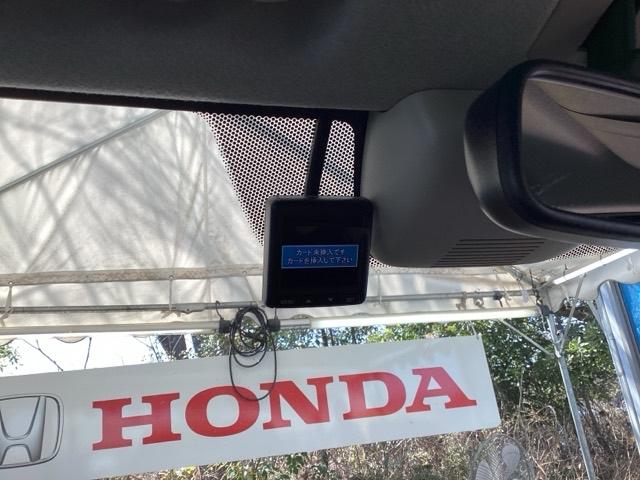 �܂����I�̎��̂��߂Ƀh���C�u���R�[�_�[�������Ă��܂��B�Փ˂����m����ƈ�莞�ԉ摜�������ۑ��ł���̂ň��S�ł��B