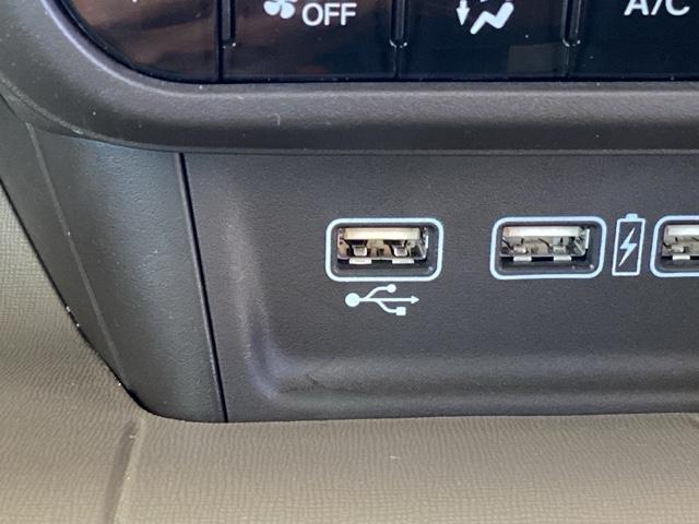 �t�r�a���͒[�q���Ă܂��B�t�r�a��������ڑ����ĉ��y�t�@�C���A�摜�t�@�C���A����t�@�C���Ȃǂ��i�r��ʂŊy���߂܂��@���ꕔ�̃f�B�X�v���C�I�[�f�B�I�A�b�c�`���[�i�[�̏ꍇ�͉��y�t�@�C���݂̂ƂȂ�܂�