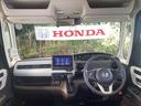 フロントガラスが大きく、ワイドな視界で運転もしやすくなるように設定されています。視認性のよいインパネ周りです。操作スイッチやカップホルダーも使いやすい位置に配置されています。