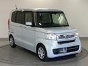 狭い駐車場でも、スライドドアならチャイルドシートへのお子さまの乗降や荷物の積載もスムーズ。とても便利な【助手席側。電動スライドドア】ドアハンドを少し引くだけでリアドアが自動開閉します。