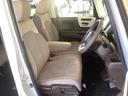 【ベンチシート】運転席と助手席の移動もスムーズ!狭い駐車場での乗り降りや、お子様の乗り降りにも便利です。座席の間にコンソールボックスやドリンクホルダーがないため、車内空間が広く感じます。