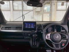 フロントガラスが大きく、ワイドな視界で運転もしやすくなるように、設計されています。 3
