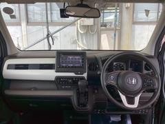 フロントガラスが大きく、ワイドな視界で運転もしやすくなるように、設計されています。 3