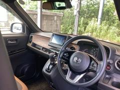 フロントガラスが大きく、ワイドな視界で運転もしやすくなるように、設計されています。 3