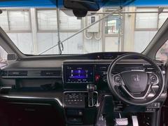 フロントガラスが大きく、ワイドな視界で運転もしやすくなるように、設計されています。 3