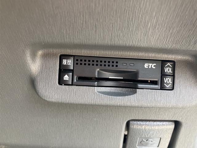 プリウス Ｓ　ハイブリッド　ドライブレコーダー　ＥＴＣ　バックカメラ　ナビ　ＴＶ　オートライト　スマートキー　電動格納ミラー　ＣＶＴ　盗難防止システム　衝突安全ボディ　アルミホイール　ＣＤ　ＤＶＤ再生（6枚目）