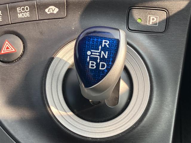 プリウス Ｓ　ハイブリッド　ドライブレコーダー　ＥＴＣ　バックカメラ　ナビ　ＴＶ　オートライト　スマートキー　電動格納ミラー　ＣＶＴ　盗難防止システム　衝突安全ボディ　アルミホイール　ＣＤ　ＤＶＤ再生（8枚目）