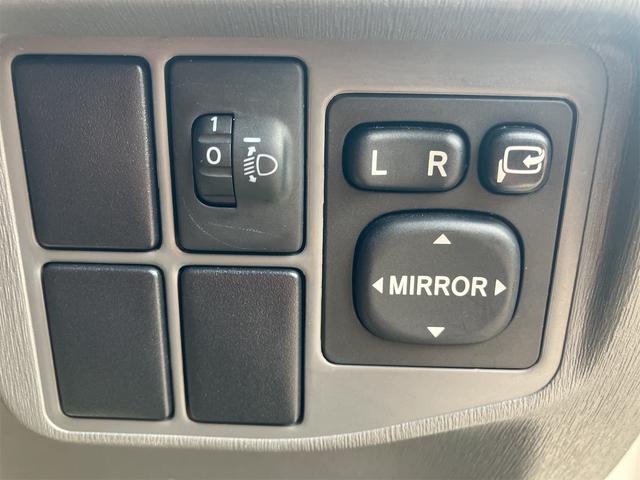 プリウス Ｓ　ハイブリッド　ドライブレコーダー　ＥＴＣ　バックカメラ　ナビ　ＴＶ　オートライト　スマートキー　電動格納ミラー　ＣＶＴ　盗難防止システム　衝突安全ボディ　アルミホイール　ＣＤ　ＤＶＤ再生（11枚目）