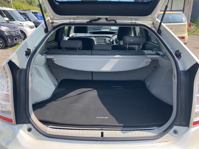プリウス Ｓ　ハイブリッド　ドライブレコーダー　ＥＴＣ　バックカメラ　ナビ　ＴＶ　オートライト　スマートキー　電動格納ミラー　ＣＶＴ　盗難防止システム　衝突安全ボディ　アルミホイール　ＣＤ　ＤＶＤ再生（19枚目）