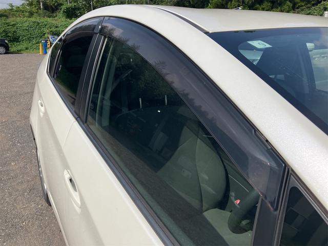 プリウス Ｓ　ハイブリッド　ドライブレコーダー　ＥＴＣ　バックカメラ　ナビ　ＴＶ　オートライト　スマートキー　電動格納ミラー　ＣＶＴ　盗難防止システム　衝突安全ボディ　アルミホイール　ＣＤ　ＤＶＤ再生（27枚目）