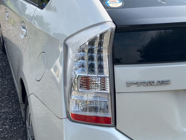 プリウス Ｓ　ハイブリッド　ドライブレコーダー　ＥＴＣ　バックカメラ　ナビ　ＴＶ　オートライト　スマートキー　電動格納ミラー　ＣＶＴ　盗難防止システム　衝突安全ボディ　アルミホイール　ＣＤ　ＤＶＤ再生（30枚目）