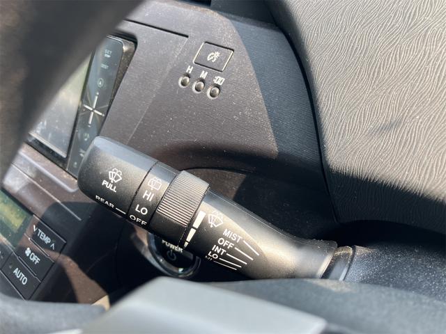 プリウス Ｓ　ハイブリッド　ドライブレコーダー　ＥＴＣ　バックカメラ　ナビ　ＴＶ　オートライト　スマートキー　電動格納ミラー　ＣＶＴ　盗難防止システム　衝突安全ボディ　アルミホイール　ＣＤ　ＤＶＤ再生（49枚目）