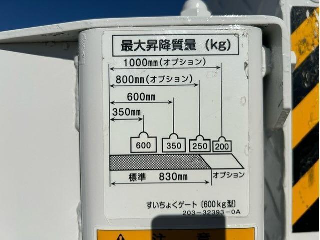 タイタントラック 　平ボディ　垂直ＰＧ付　高床　ディーゼルターボ　２ｔ積　ＭＴ６速　ボイスアラーム　ロープフック５Ｘ２　全塗装済　車内清掃済（5枚目）