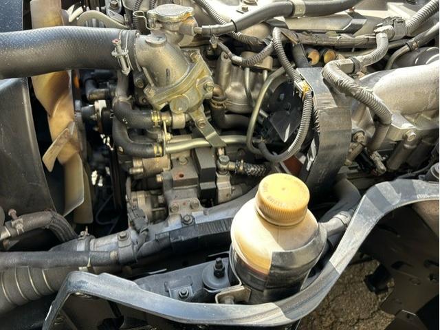 キャンター 全低床　平ボディ　平ボデ　全低床　２ｔ積　５ＭＴ　ディーゼルターボ　全面塗装済　車内清掃済　車体サイズ長４６９／幅１６９／高１９５（ｃｍ）　ロープフック３ｘ２（16枚目）