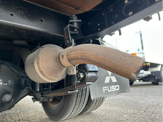 キャンター 全低床　平ボディ　平ボデ　全低床　２ｔ積　５ＭＴ　ディーゼルターボ　全面塗装済　車内清掃済　車体サイズ長４６９／幅１６９／高１９５（ｃｍ）　ロープフック３ｘ２（22枚目）