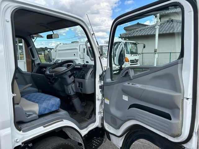 キャンター 全低床　平ボディ　平ボデ　全低床　２ｔ積　５ＭＴ　ディーゼルターボ　全面塗装済　車内清掃済　車体サイズ長４６９／幅１６９／高１９５（ｃｍ）　ロープフック３ｘ２（23枚目）